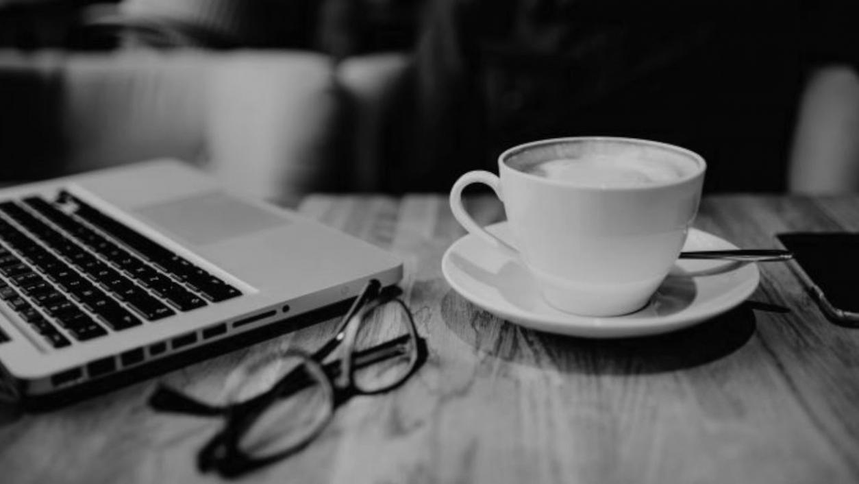 Konzentrierte Arbeit an digitalen Strategien und Analysen